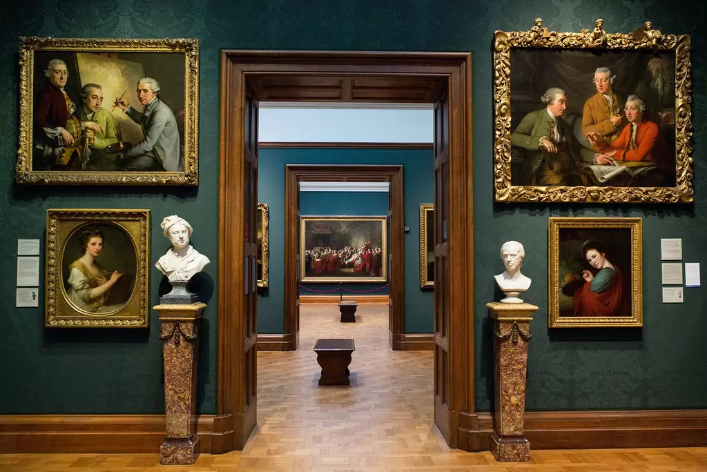 Jakie główne działy znajdują się w National Portrait Gallery w Londynie?